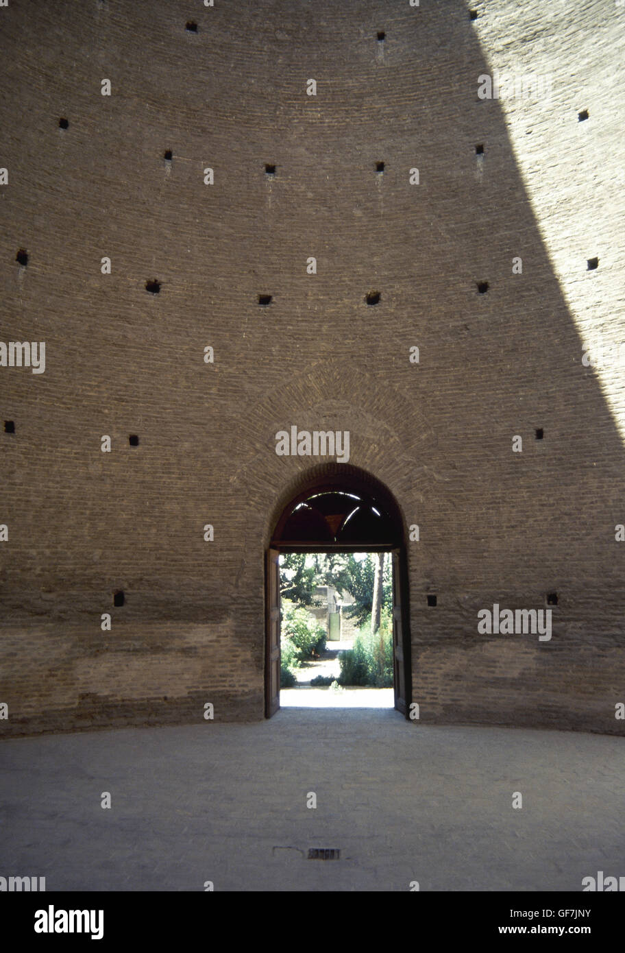 L'Iran. Rey. Torre Tughrull. Torre in mattoni nella tomba di Seljuk ruler Tugrul Beg. Xii secolo. Portale e interno. Foto Stock