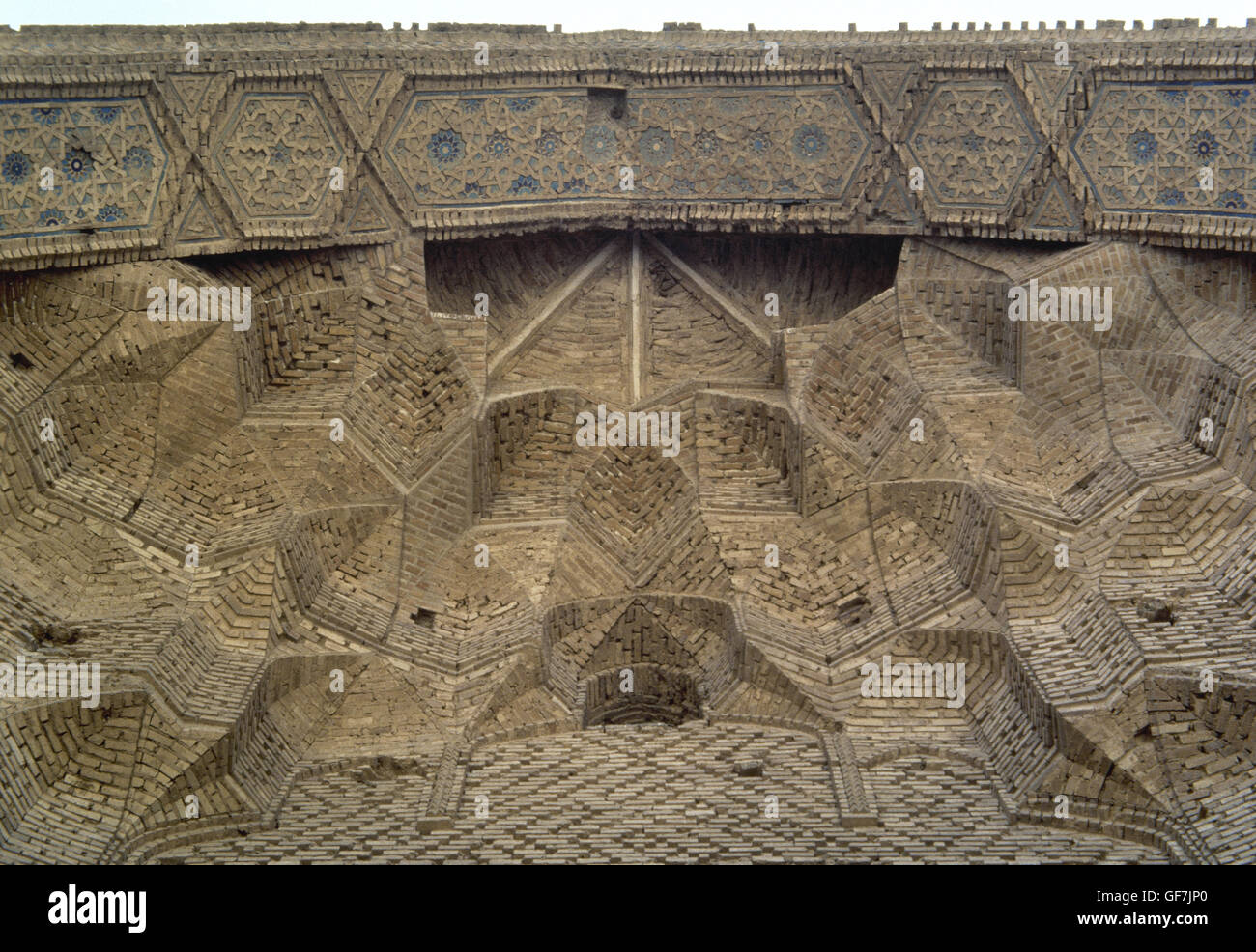 L'Iran. Varamin. La Masjid-ho moschea (Moschea del Venerdì). Costruito nel 1322 su ordine di Abu Sa'id, periodo mongolo. Muqarnas decorativo vaulting in Iwan entrata. Foto Stock
