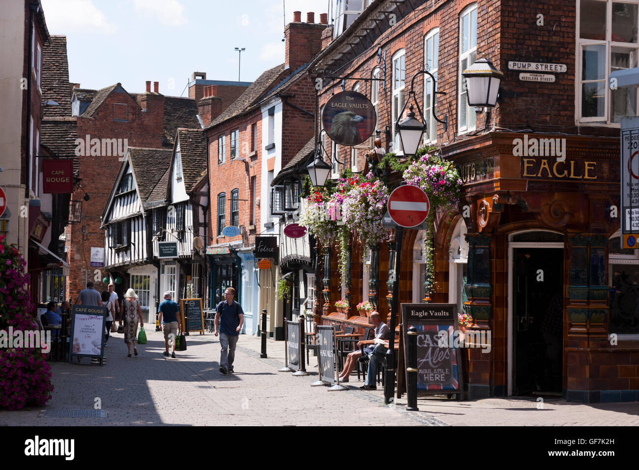 Scena / vista nella storica città di Worcester centro; intersezione / angolo di frate san e pompa Street. Worcestershire. Regno Unito. Foto Stock