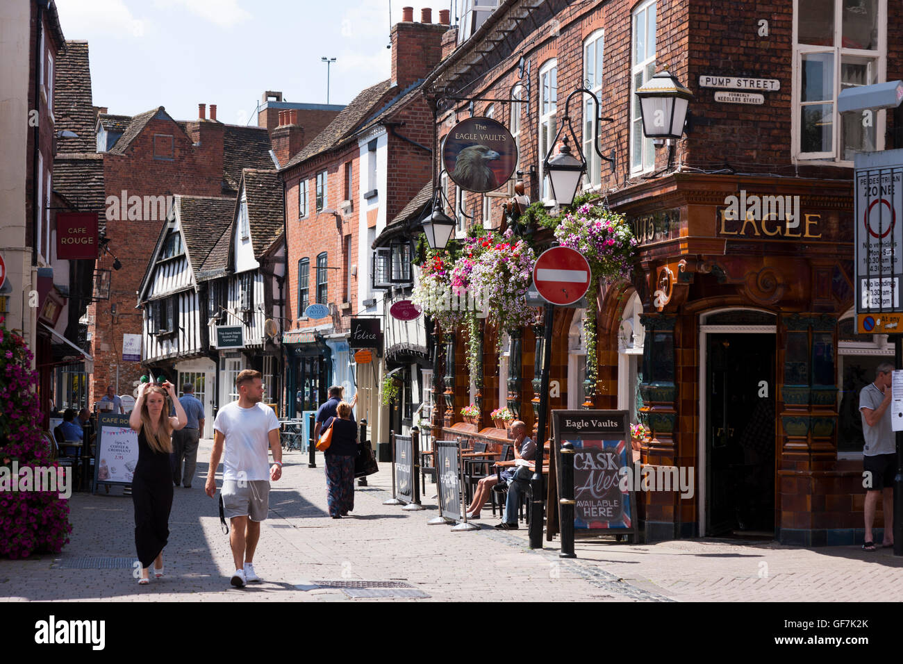 Scena/vista nel centro storico di Worcester; incrocio/angolo di Friar St. E Pump Street (senza cartello di ingresso). Worcestershire. REGNO UNITO. (82) Foto Stock