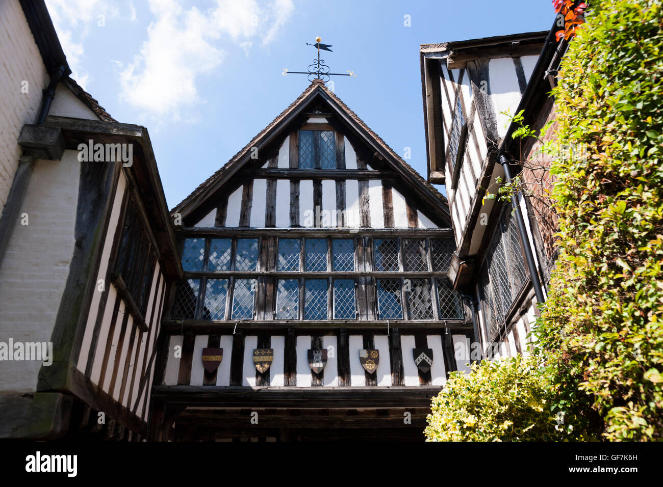 Greyfriars' House e giardini: guardando verso la casa e il cancello di ingresso / arch dal giardino. Friar Street, Worcester. Regno Unito. Foto Stock