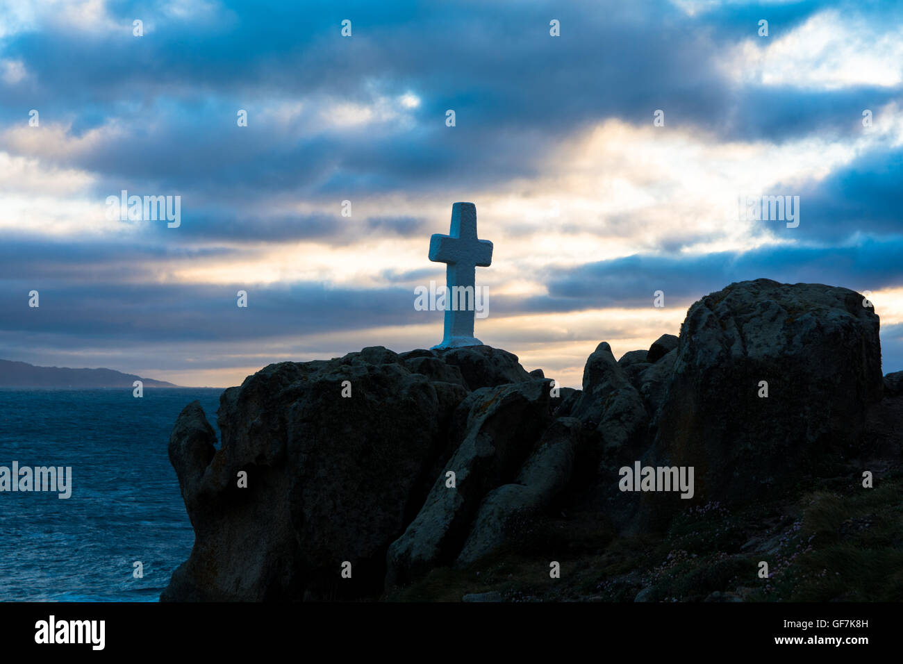 Croce sulla riva contro il cielo nuvoloso Foto Stock