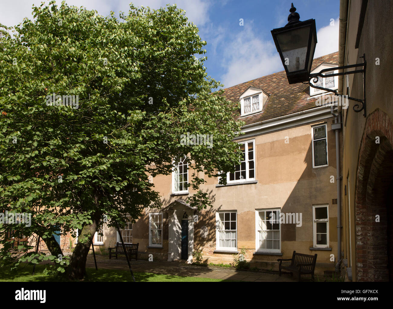 Regno Unito, Inghilterra, Norfolk, King's Lynn, Queen Street, Thoresby College cortile, ex Trinità Guild sacerdote home Foto Stock