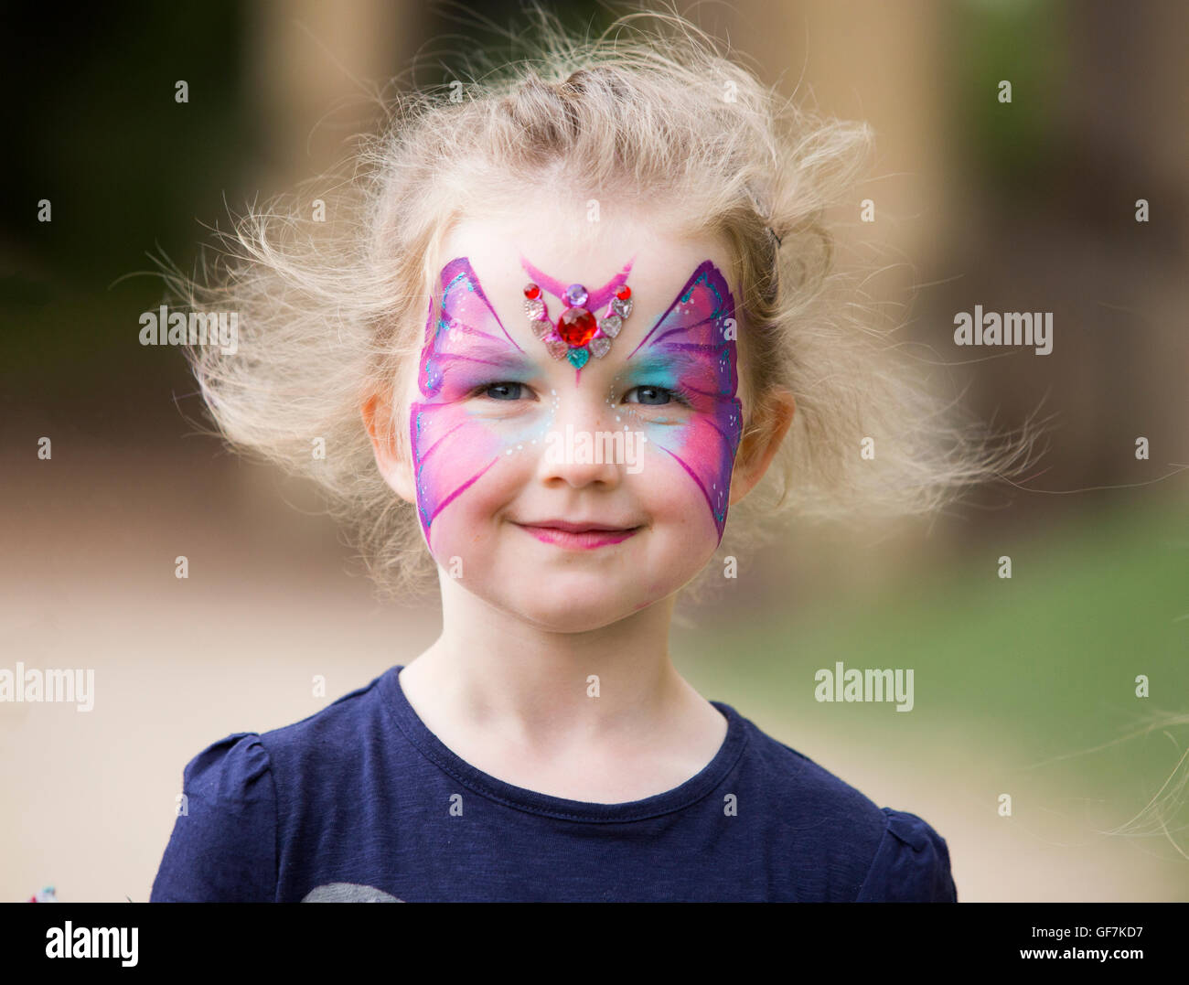 Bambino con la pittura del viso di una bambina carina gattino con maschera  dipinta