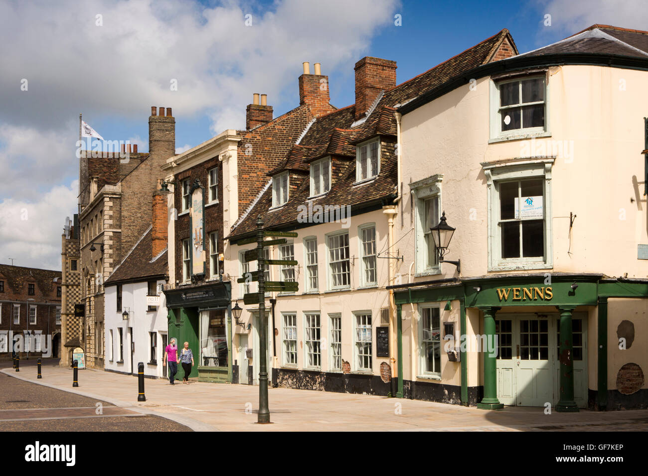 Regno Unito, Inghilterra, Norfolk, King's Lynn, Saturday Market Place, vecchi negozi e centro città edifici su angolo di High Street Foto Stock