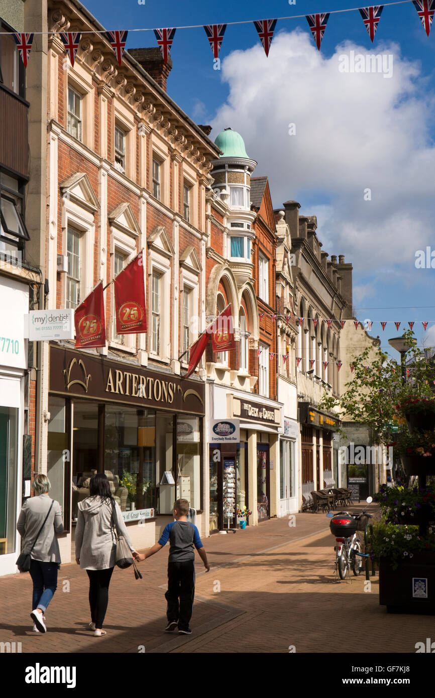 Regno Unito, Inghilterra, Norfolk, King's Lynn, High Street, negozi nella parte vecchia di area pedonale del centro commerciale Foto Stock
