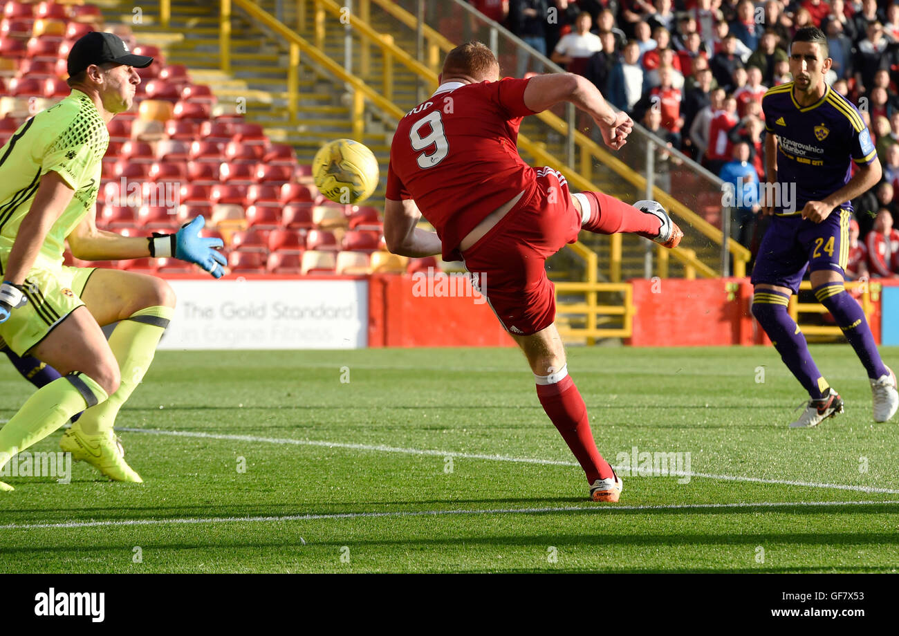 Adam Rooney di Aberdeen non riesce a segnare con un colpo durante la UEFA Europa League, terza partita di qualificazione al Pittodrie Stadium di Aberdeen. PREMERE ASSOCIAZIONE foto. Data foto: Giovedì 28 luglio 2016. Guarda la storia della Pennsylvania Soccer Aberdeen. Il credito fotografico deve essere: Ian Rutherford/PA Wire. Foto Stock
