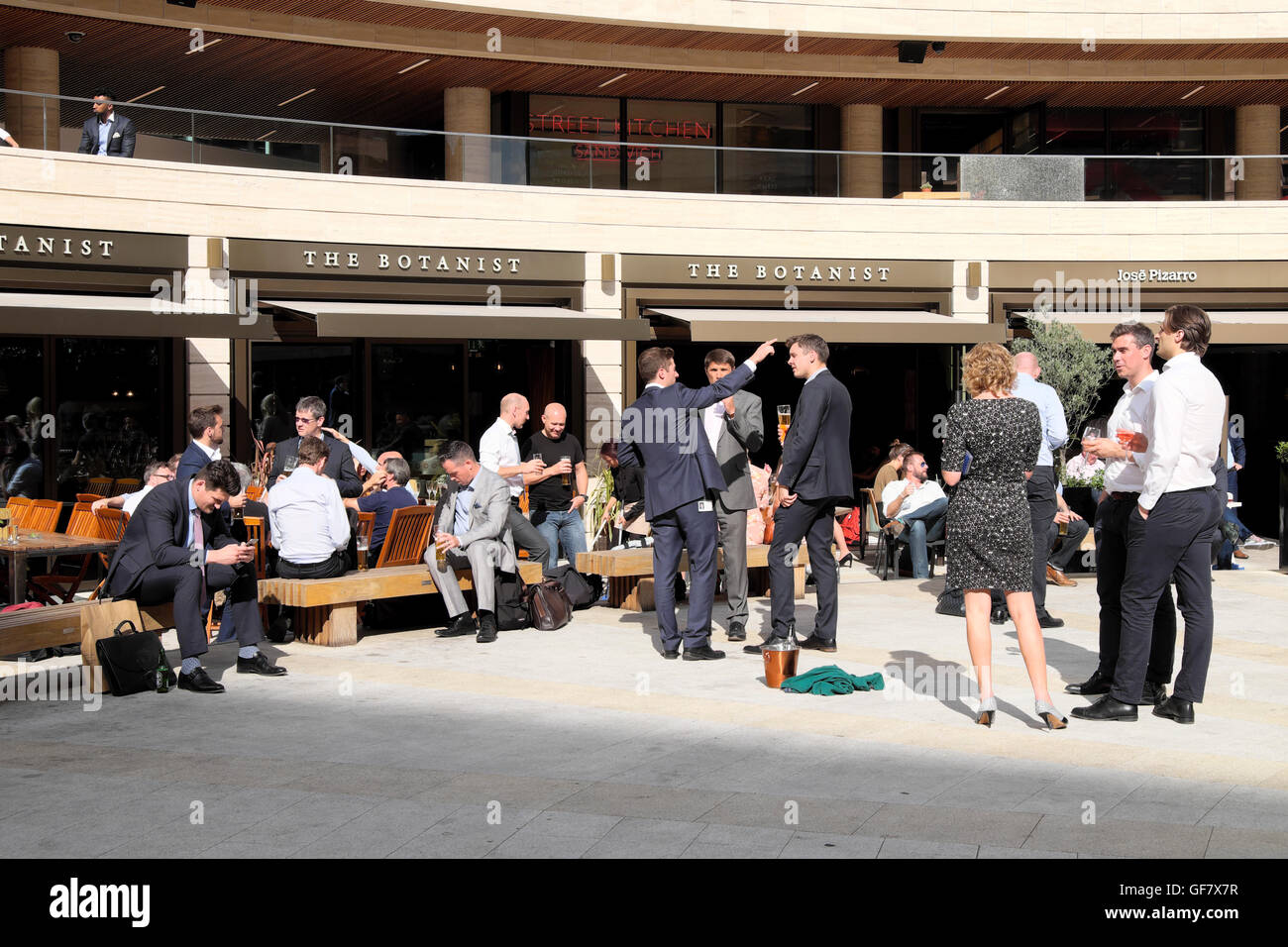 La gente di affari con un drink dopo il lavoro al di fuori il botanico ristorante nel cerchio Broadgate città di Londra UK KATHY DEWITT Foto Stock