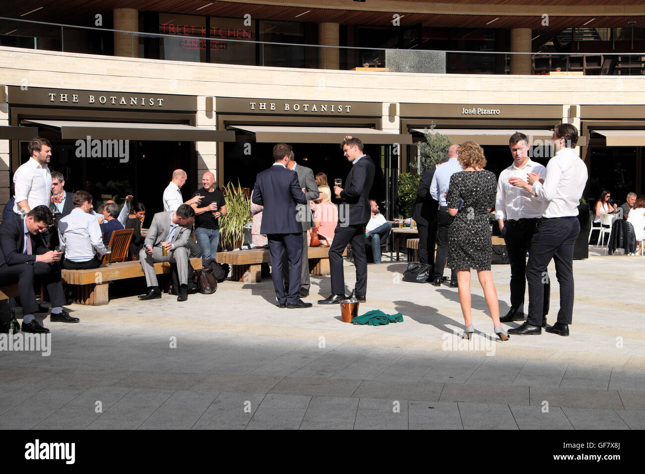 La gente di affari con un drink dopo il lavoro al di fuori il botanico ristorante nel cerchio Broadgate città di Londra UK KATHY DEWITT Foto Stock