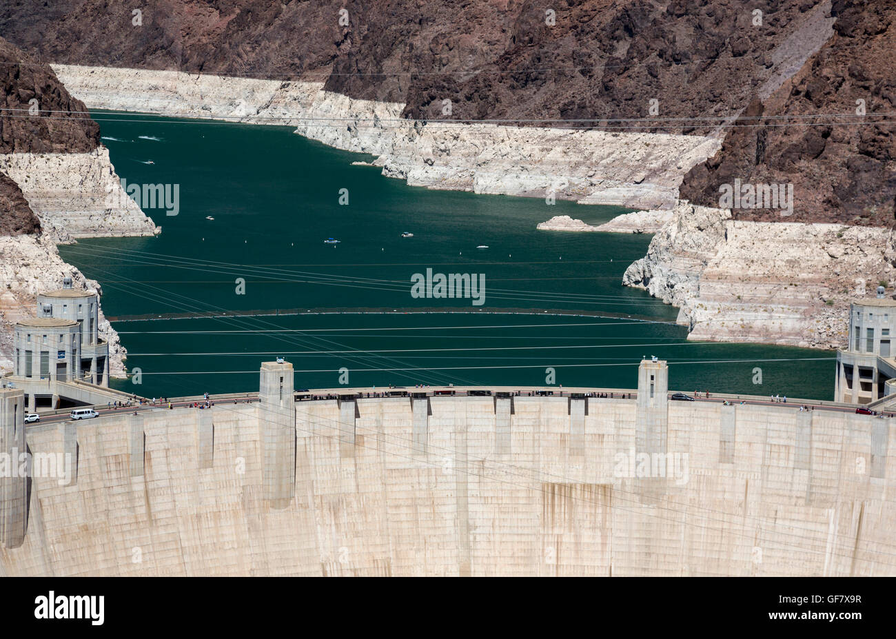Las Vegas, Nevada - Diga di Hoover e il Lago Mead oltre. Bianco 'vasca ring' indica il livello di acqua quando è pieno. Foto Stock