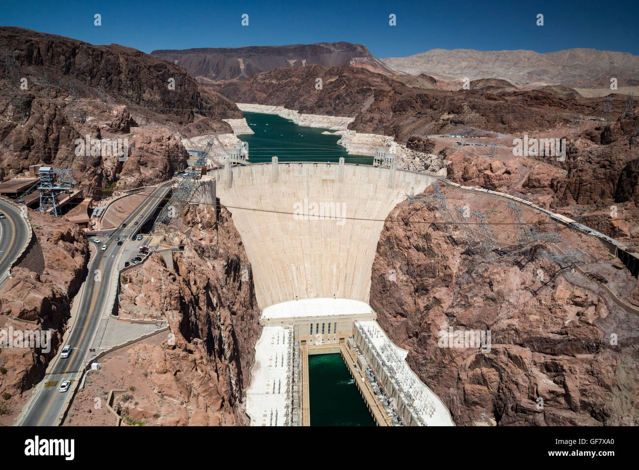 Las Vegas, Nevada - Diga di Hoover e il Lago Mead oltre. Bianco 'vasca ring' indica il livello di acqua quando è pieno. Foto Stock