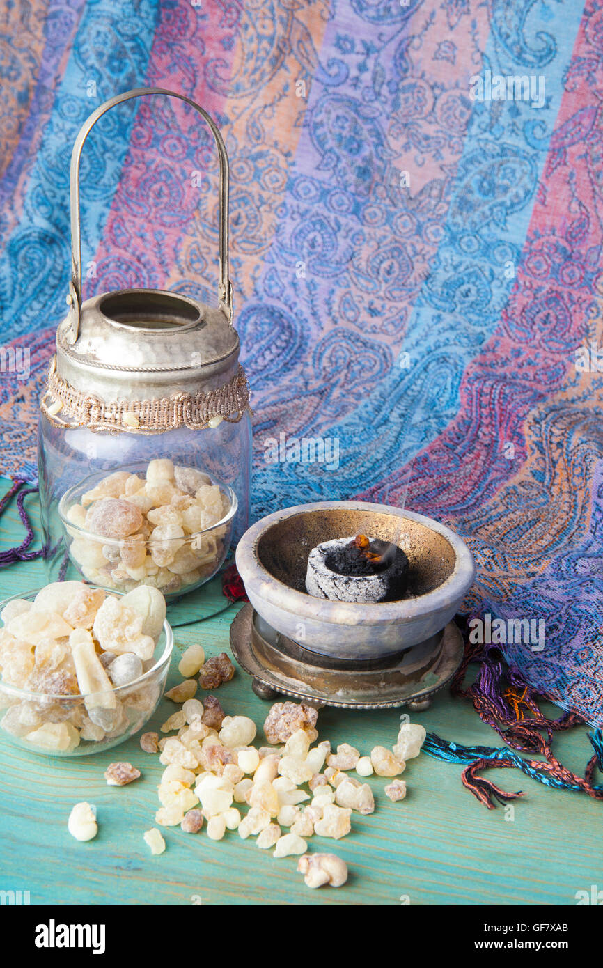 Bottiglia con organici aroma essenziale olio da incenso tree (Boswellia Sacra) resina di albero e incenso insence. Foto Stock
