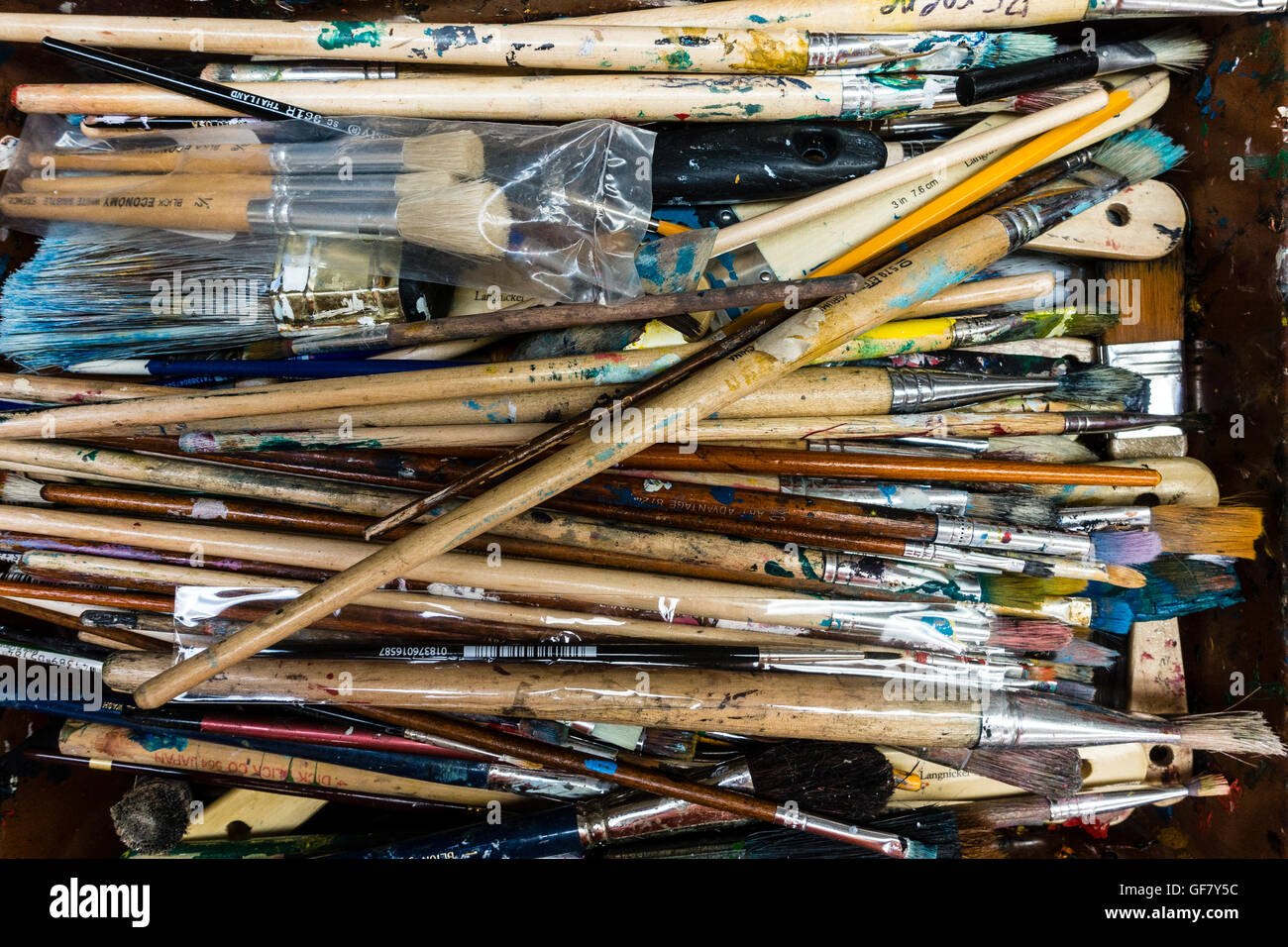 In prossimità di un palo casuale assortiti di artista spazzole in un artista's studio. Foto Stock