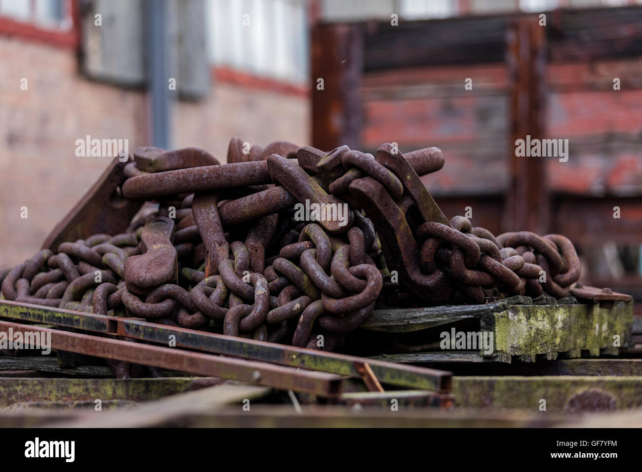 Il vecchio metallo arrugginito catene all'Didcot Railway Centre Foto Stock