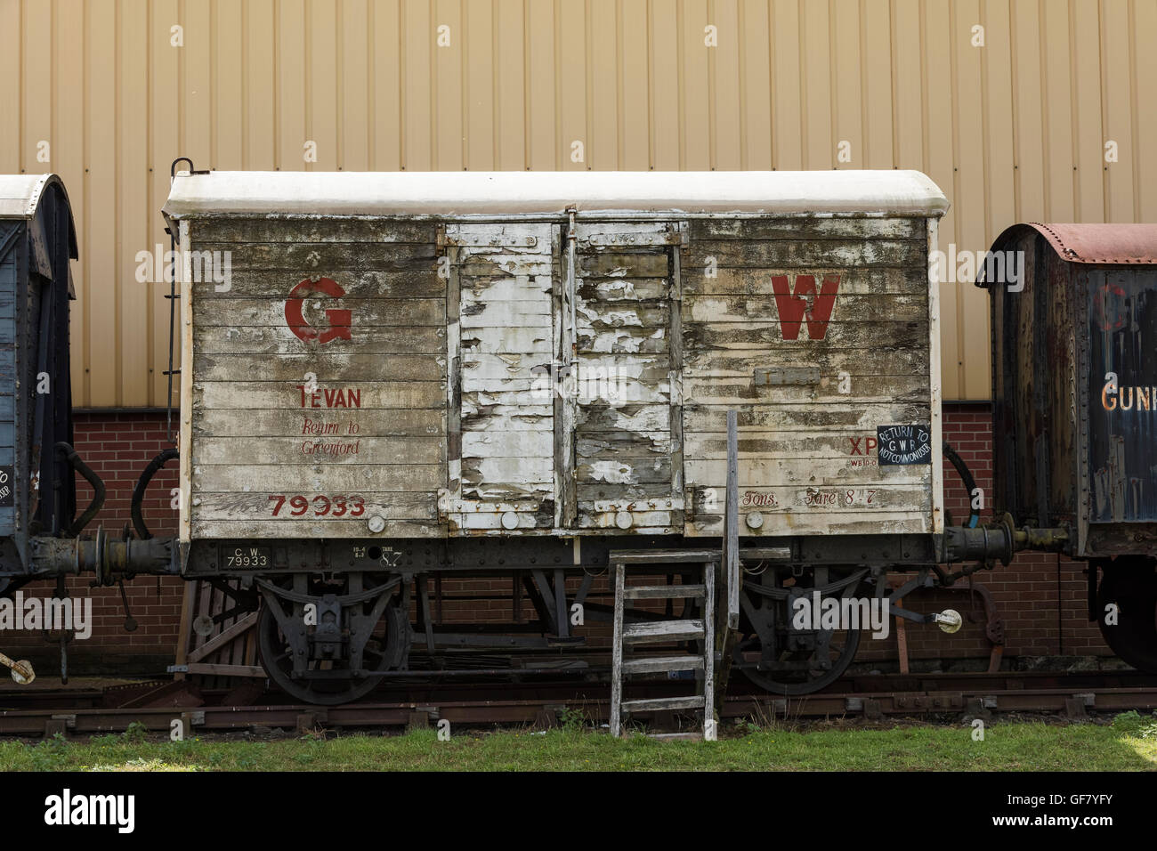 Il vecchio carro merci in necessità di riparazione sul posto presso il Didcot Railway Centre in Oxfordshire Foto Stock