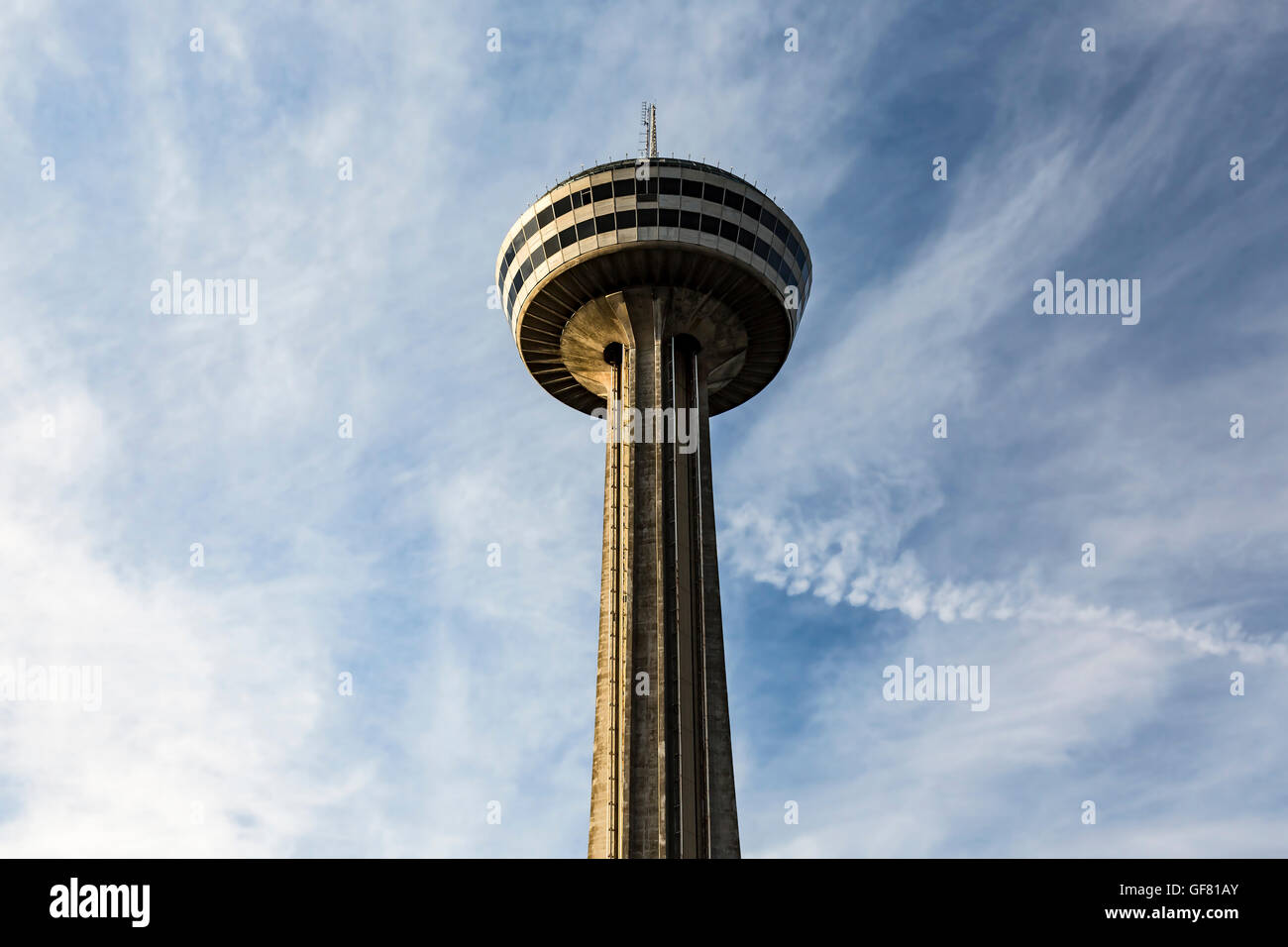 Ontario, Canada - Giugno 2016. Skylon Tower con un ascensore esterno alle Cascate del Niagara. Foto Stock