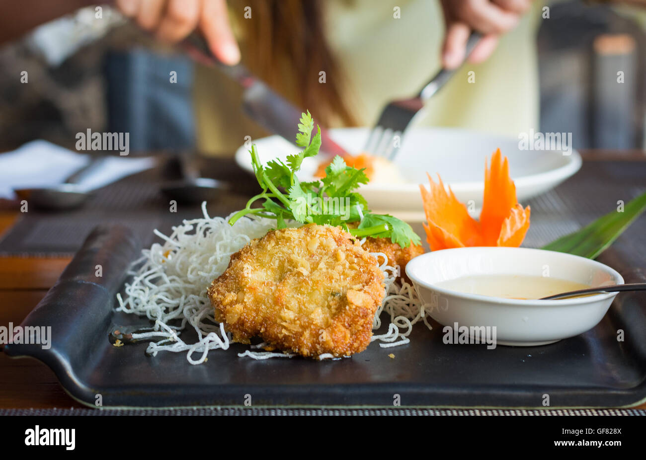 La vista laterale di thod mun goong o gamberetti, fritti popolare cibo tailandese Foto Stock