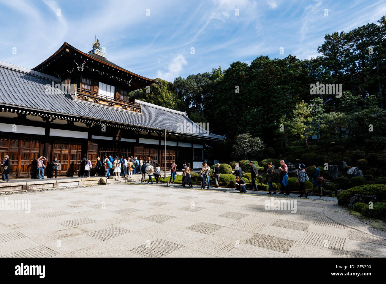Kyoto, Giappone - 16 Novembre 2016: visitatori presso il Tofuku-ji il tempio di Kyoto, Giappone. La sabbia nel kare-sansui (secco) giardino Foto Stock