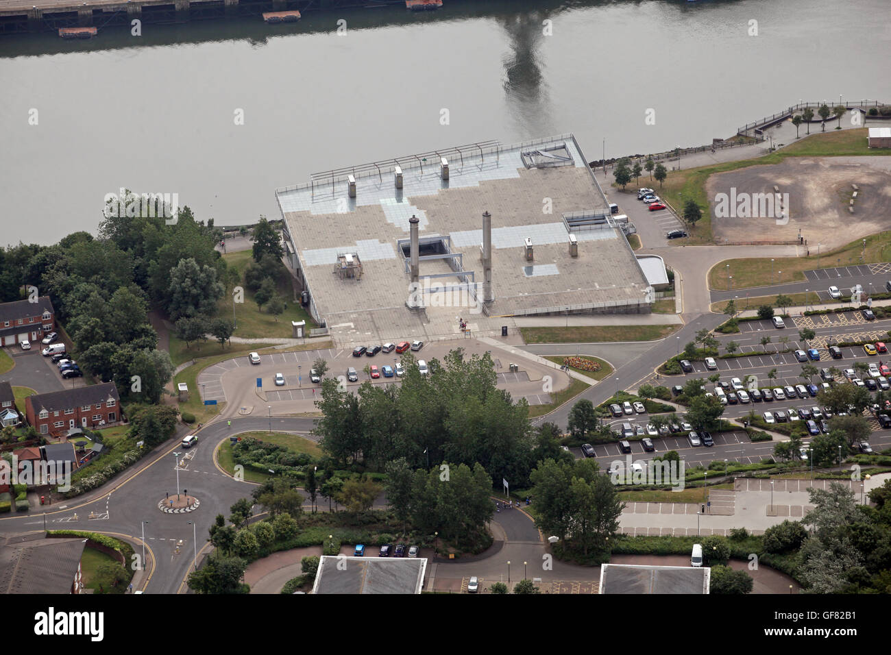 Vista aerea del piatto con tetti National Glass Centre sul fiume usura, Sunderland, Regno Unito Foto Stock