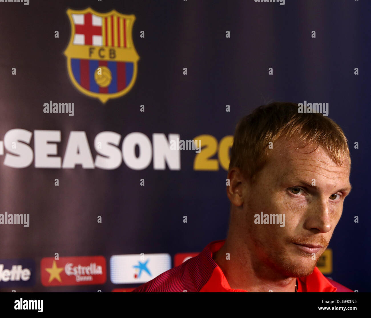 Barcellona è Jeremy Mathieu durante l'una zona mista intervista a St George's Park, Burton. Foto Stock