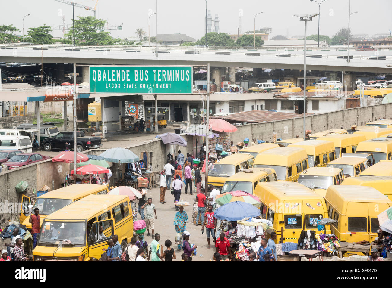 Danfo al terminal degli autobus di Obalende, Lagos Island, Nigeria Foto Stock