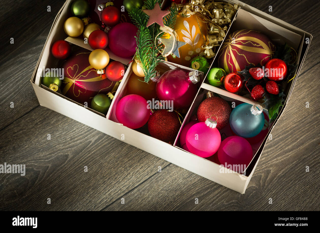 Le palle di Natale in una scatola Foto Stock