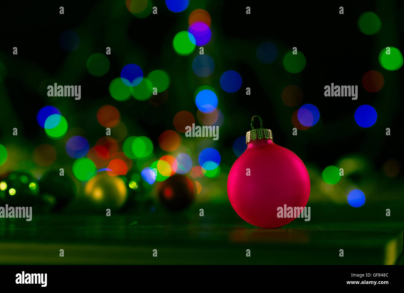 Le palle di Natale sul bokeh colore di sfondo Foto Stock