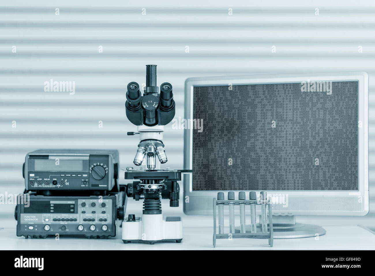 Microscopio moderno dotato di fotocamera digitale, computer e monitor Foto Stock