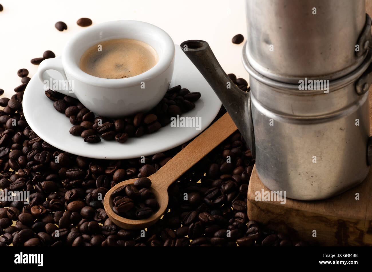 Tazza bianca con il vecchio caffè napoletano Foto Stock