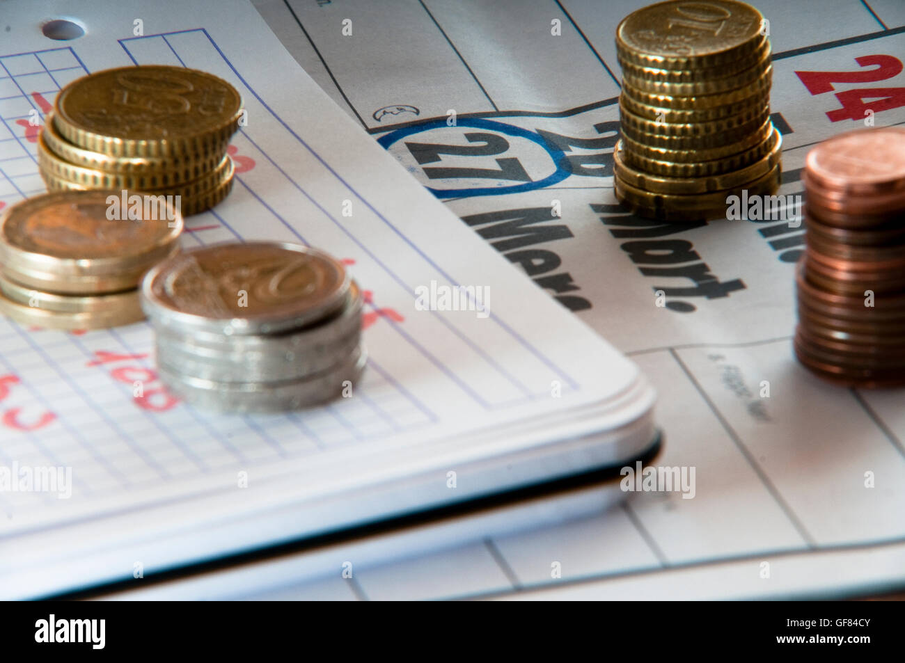 Simbolicamente, il ventisette è il giorno di paga e conti Foto Stock