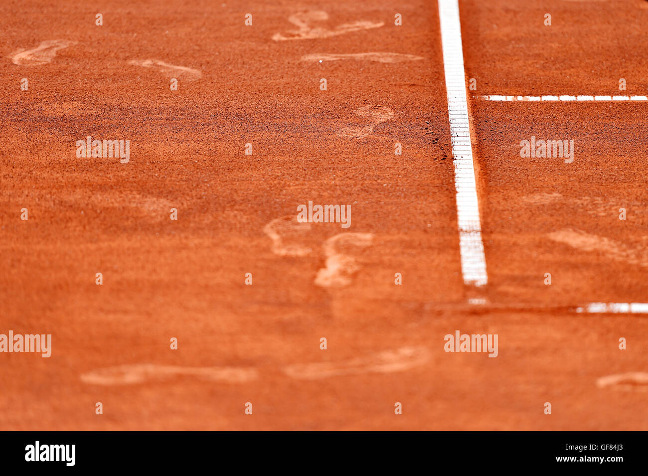 Dettaglio con scarpa sportiva impronte su di un campo da tennis in terra battuta Foto Stock