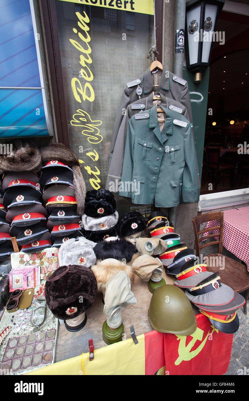 Stand di vendita dei sovietici e DDR roba militare nelle vicinanze del Checkpoint Charlie Berlino Germania. Foto Stock