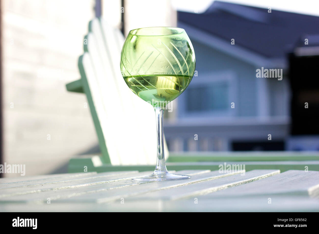 Vino verde vetro con vino bianco Foto Stock