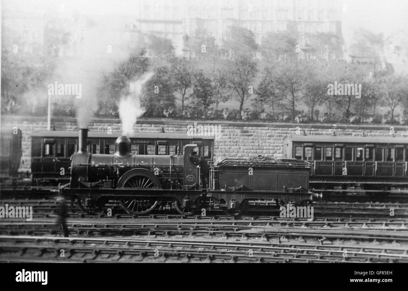 NBR 2-2-2 locomotiva a vapore No.213 presso la stazione di Waverley Edinburgh Foto Stock