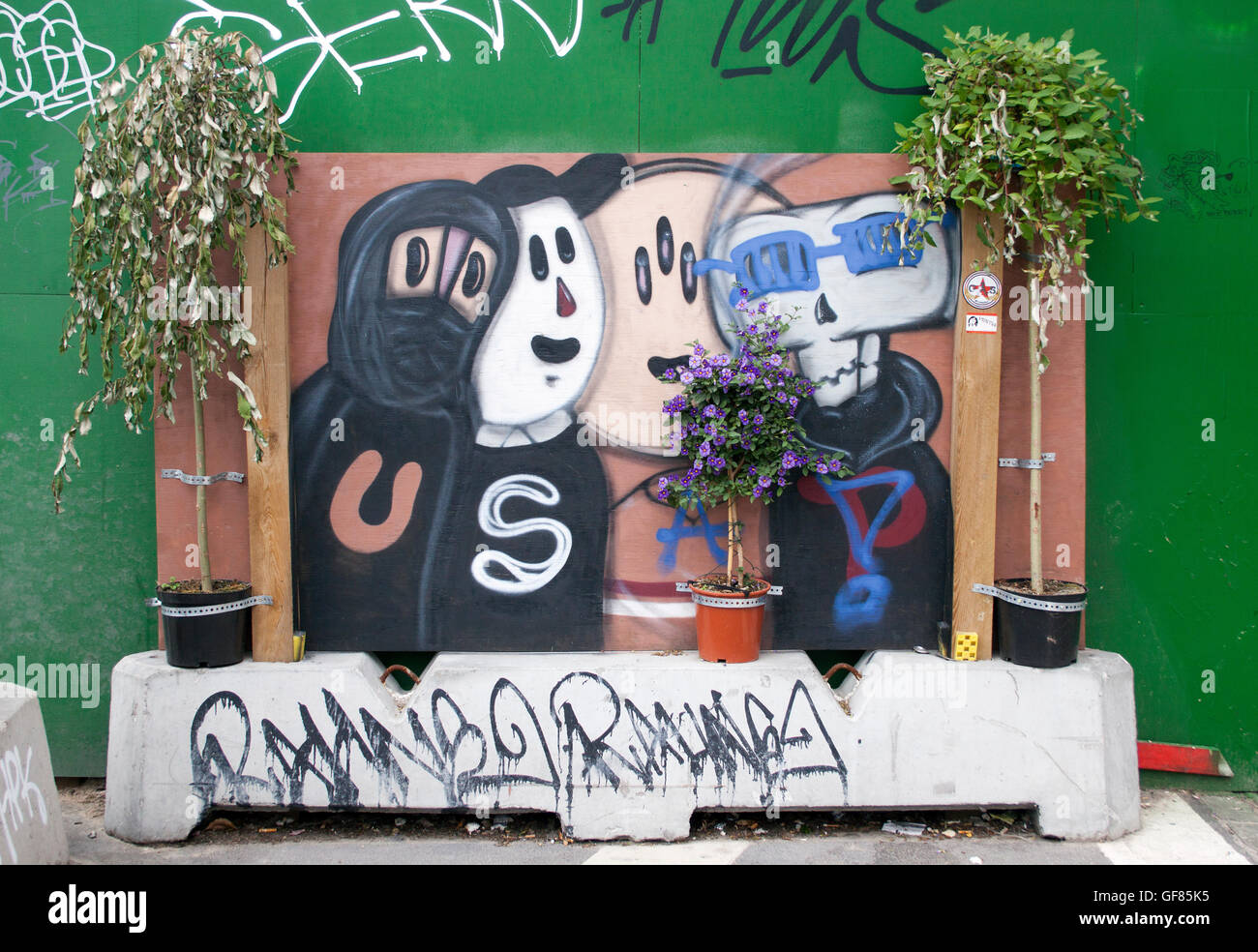 Graffiti audaci illuminano un muro a Copenaghen, Danimarca, aggiungendo colori vivaci e creatività urbana al paesaggio urbano della città. Foto Stock