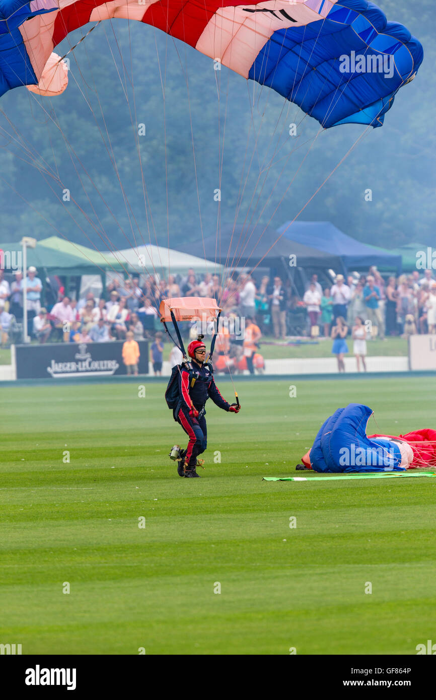 Un membro della RAF Falchi parachute display team atterra al 2016 JAEGER LE COULTRE Gold Cup finale al Cowdray Park. Foto Stock