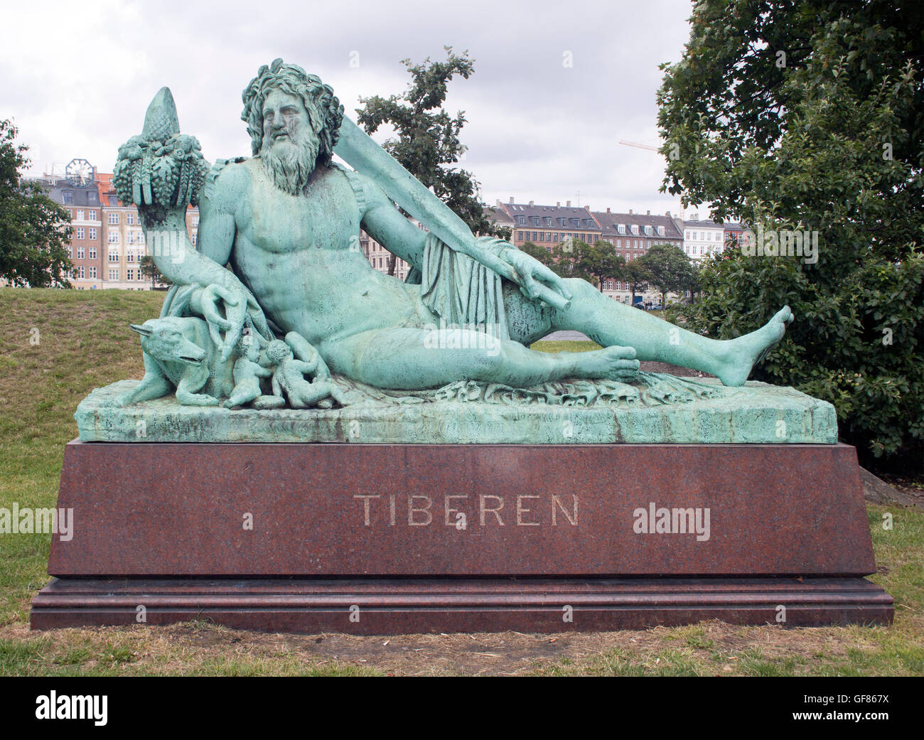 Statua romana sul fiume Tevere a Copenaghen, Danimarca, una scultura classica che simboleggia la storia, la mitologia e il patrimonio culturale. Foto Stock