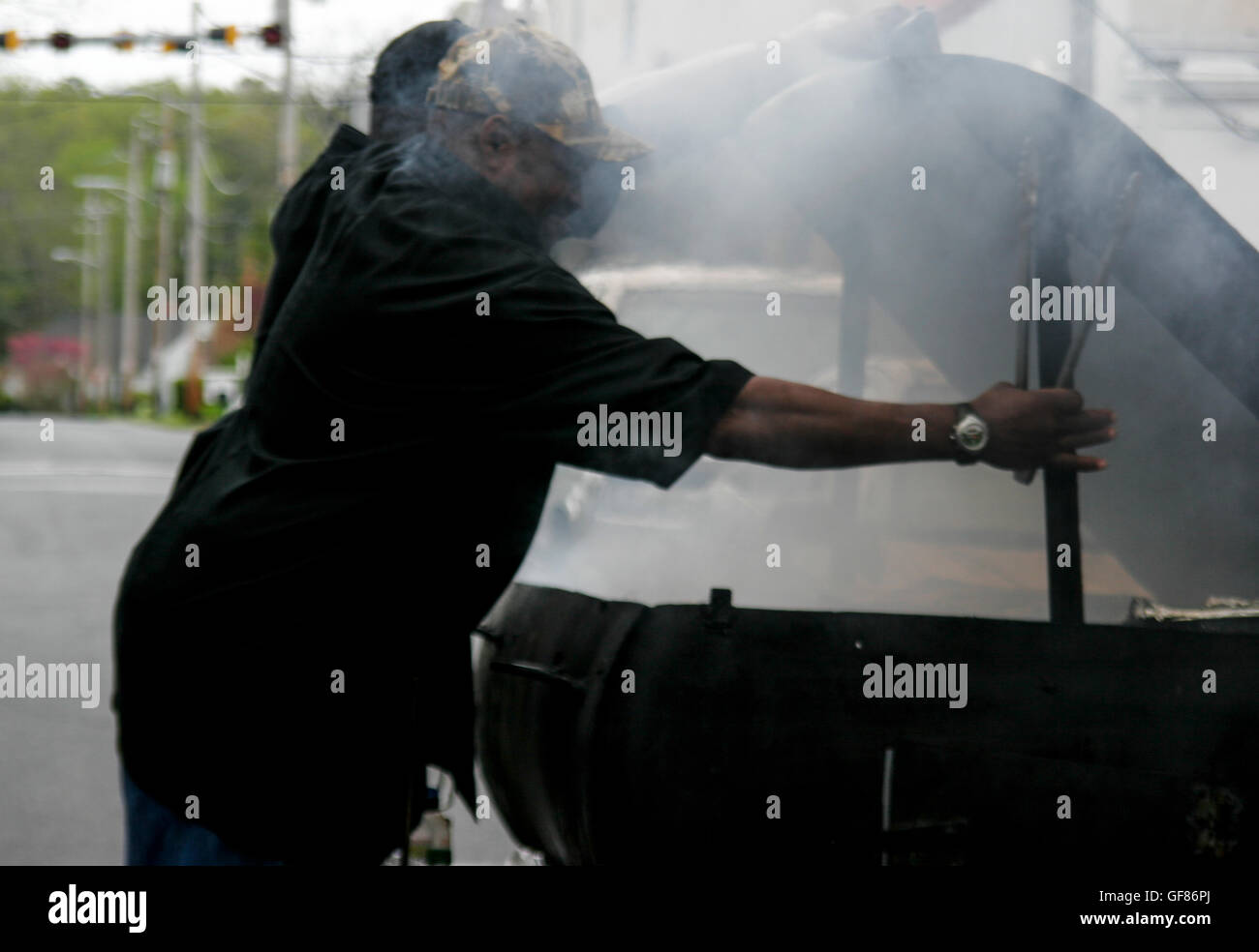 Messa in que! O "fire uomini dimostrano i pericoli del fumo" Foto Stock