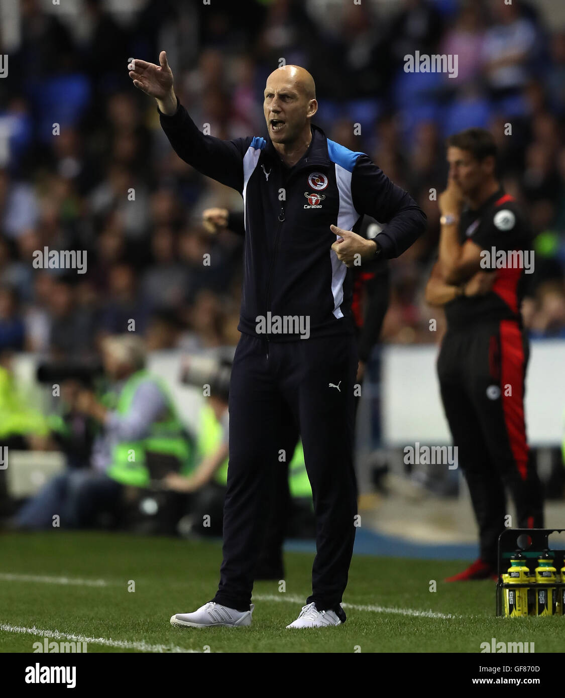 La lettura di manager Jaap Stam gesti sul perimetro durante la partita amichevole al Madejski Stadium, lettura. Foto Stock