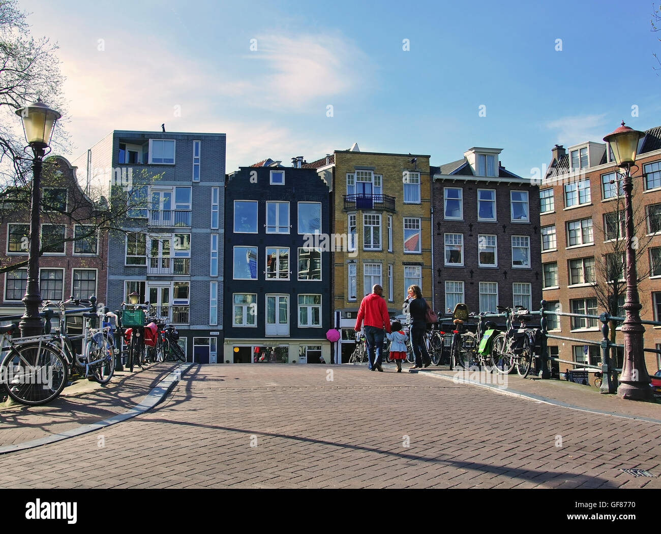 AMSTERDAM, Paesi Bassi - 26 Marzo: case sulla strada del centro della città di Amsterdam il 26 marzo 2012. Foto Stock