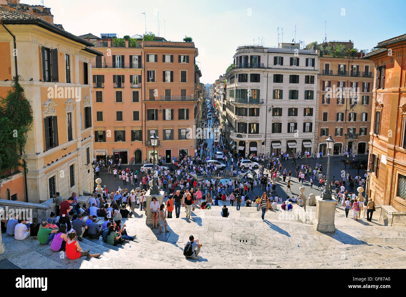 Roma, Italia - 5 ottobre: Gente seduta sulla scalinata di Piazza di Spagna a Roma il 5 ottobre 2011. Foto Stock