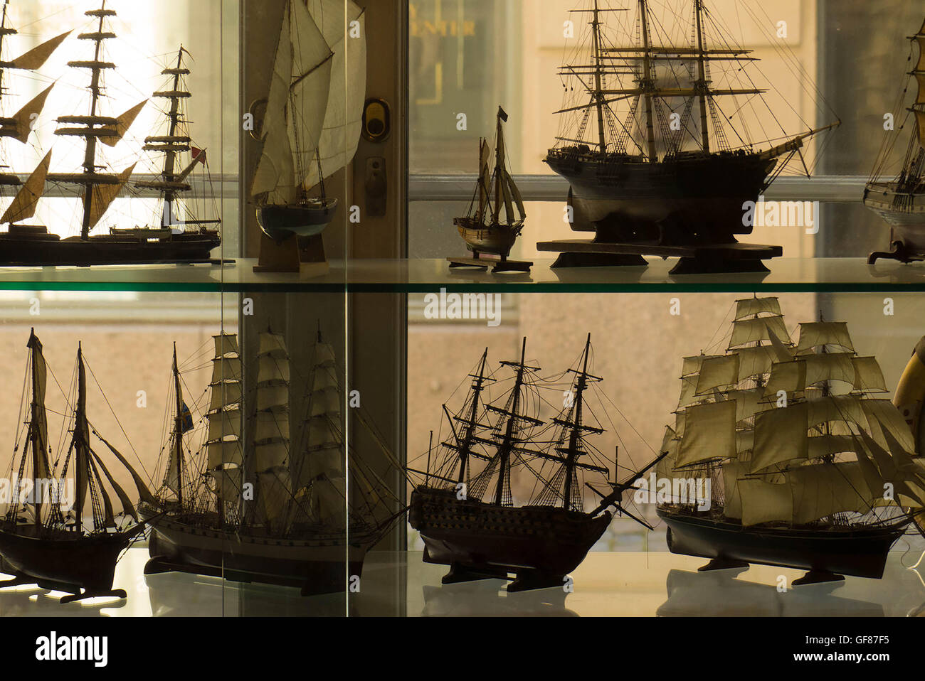 Modelli di nave nella finestra di hotel Stoccolma, Svezia Foto Stock