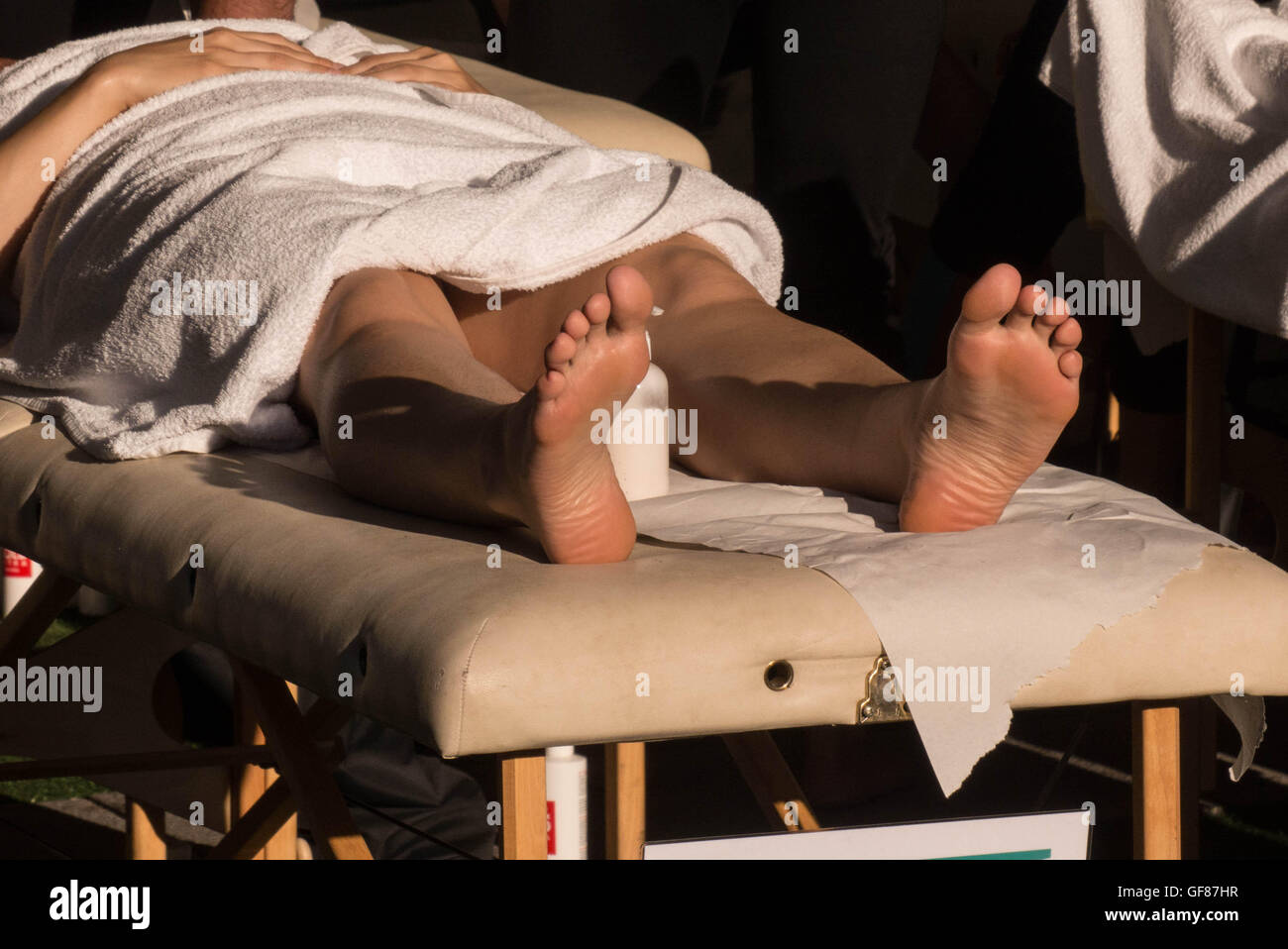 I piedi della persona di sesso maschile di essere massaggiato Stoccolma, Svezia Foto Stock