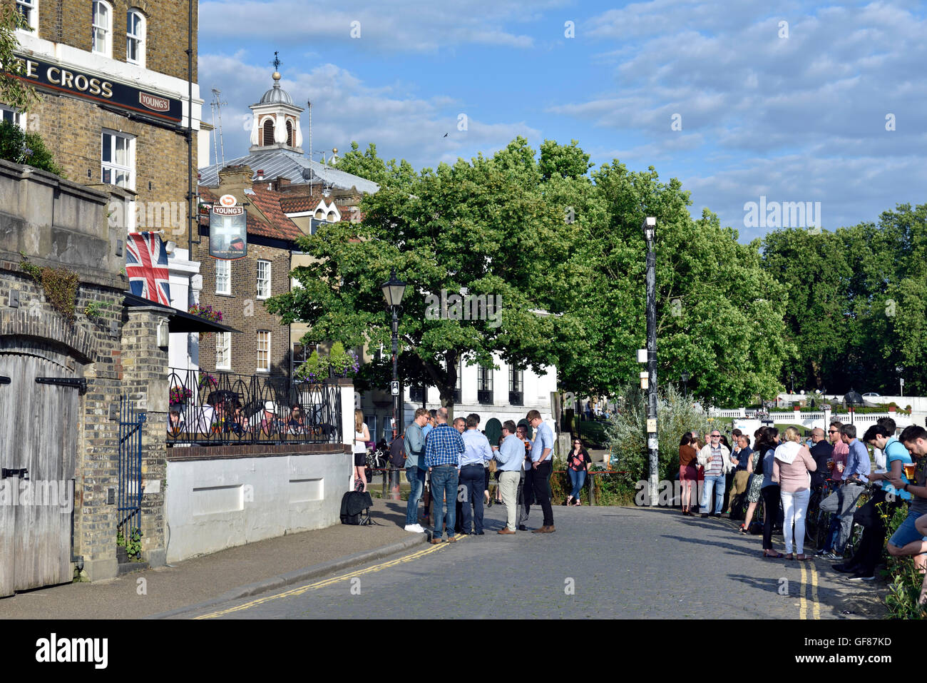 Persone di bere al di fuori della Croce Bianca pub Riverside Richmond Surrey in Inghilterra La Gran Bretagna REGNO UNITO Foto Stock