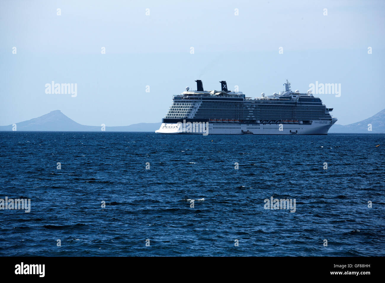 Celebrity nave da crociera Solstice al di ancoraggio con il francese il picco nella distanza, Esperance Australia Occidentale Foto Stock