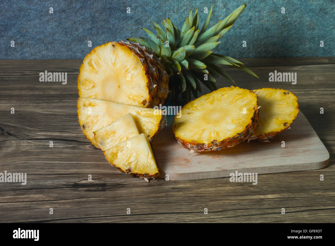 Ananas sul legno sfondo texture Foto Stock