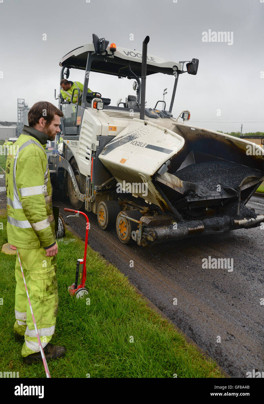 Una Vogele Super 1803-31 lastricatore, azionato dalla Northumberland County Council di effettuare road resurfacing Foto Stock