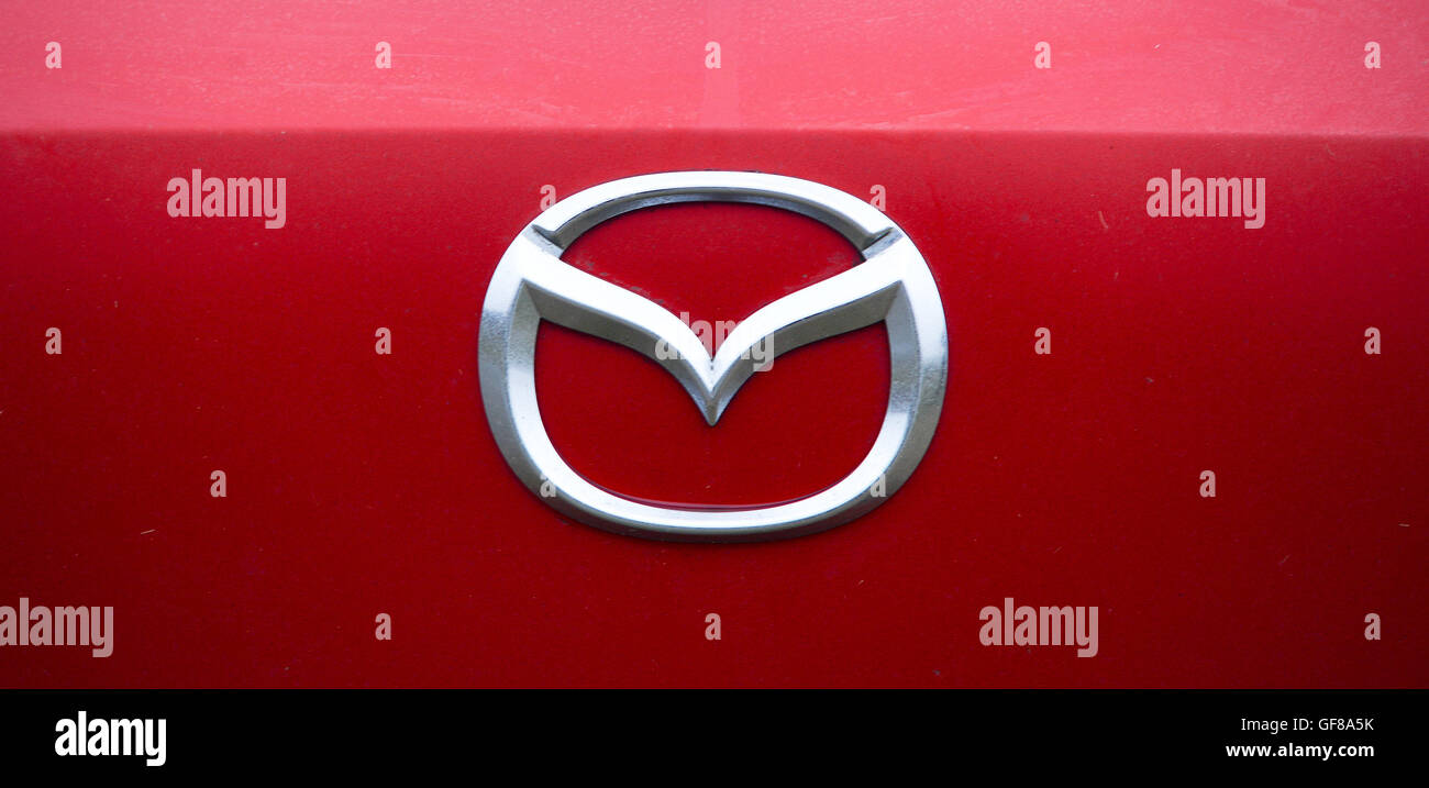 Mazda badge su un rosso CX-3 Foto Stock