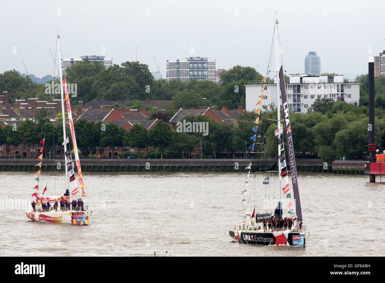 Squadre (destra-sinistra) LMAX Exchange e Derry-Londonderry-Derry durante la fase finale di The Clipper il giro del mondo in barca a vela a St Katharine Docks, Londra. Foto Stock