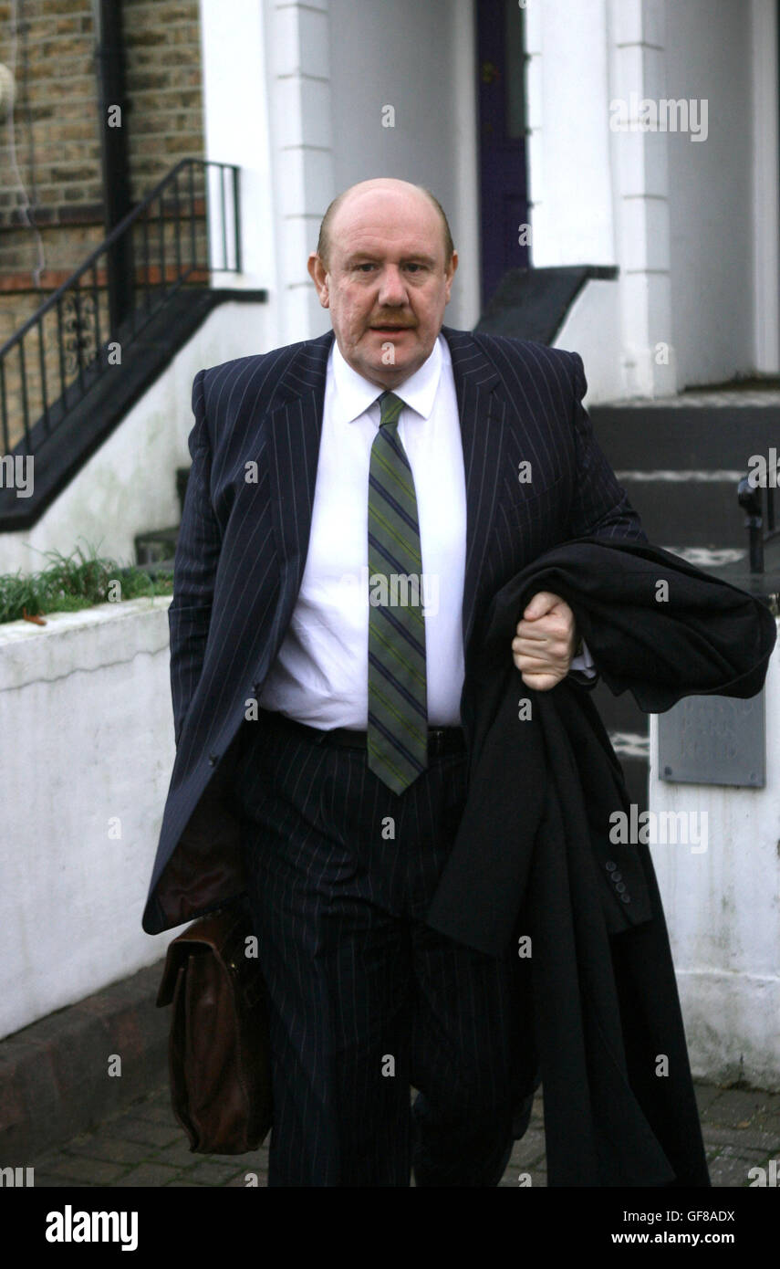 Brian Barwick - ex capo esecutivo della Football Association di lasciare la sua casa a Londra, Inghilterra 30.11.07 Foto Stock